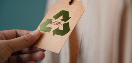Como transformar peças antigas em novas tendências com a reciclagem de roupas