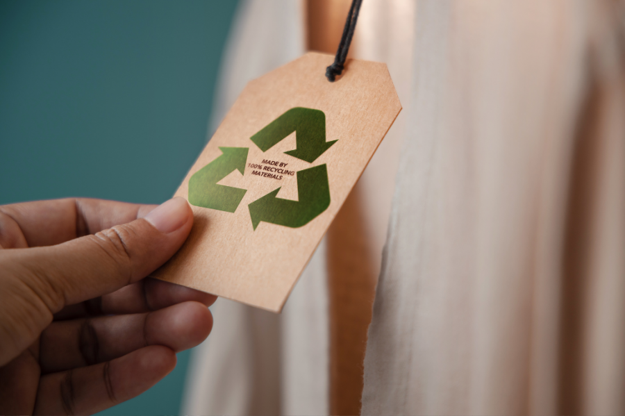 Como transformar peças antigas em novas tendências com a reciclagem de roupas