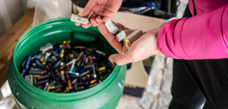 Como descartar pilhas usadas em casa de forma sustentável
